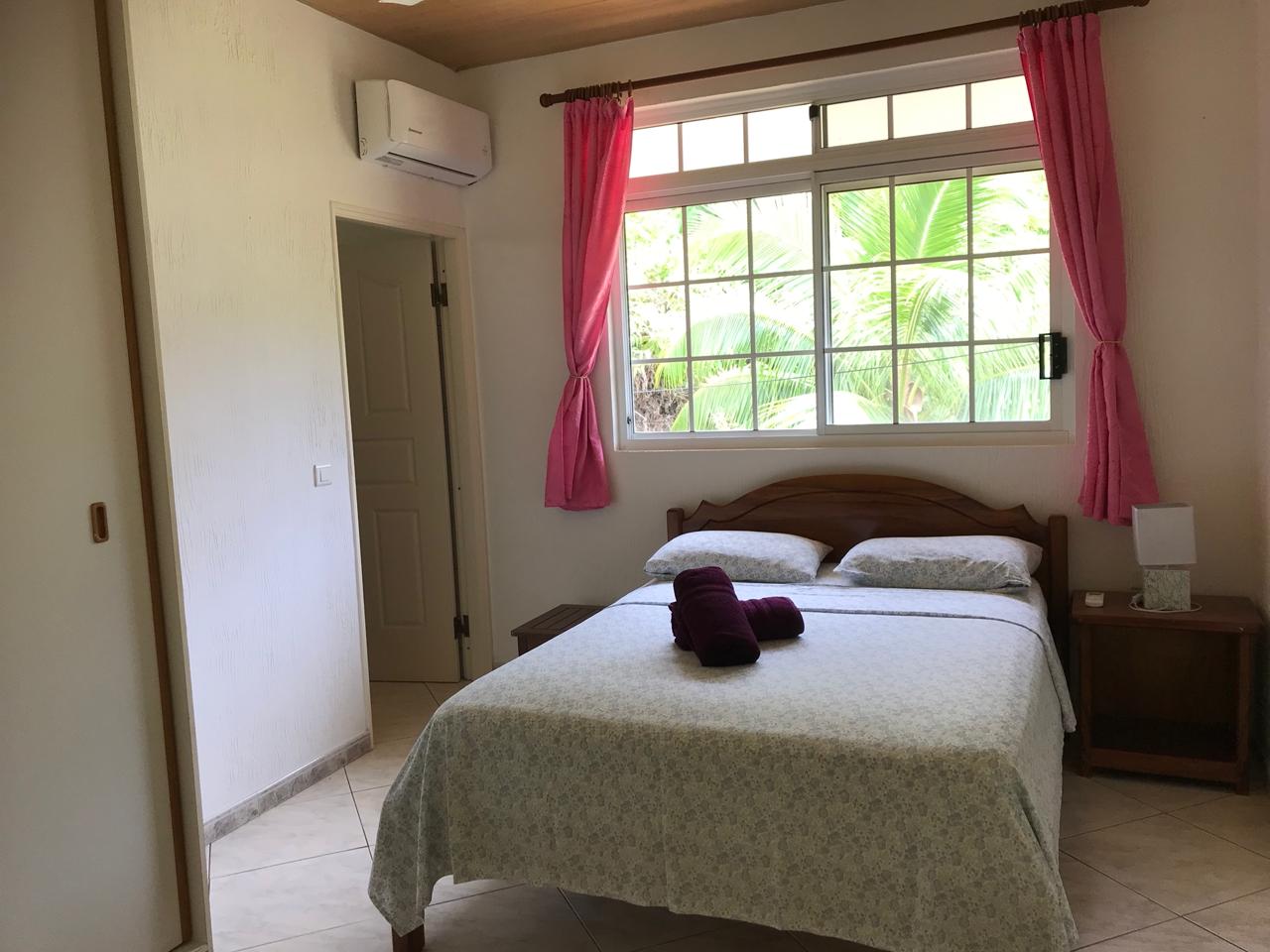 Chambre climatisée lit queen size du Fare Manino - Lune de miel Huahine Polynésie Française